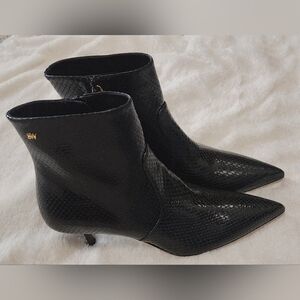 Stuart Weitzman Mara 44MM Snake Skin Embossed Lesther Size 7B